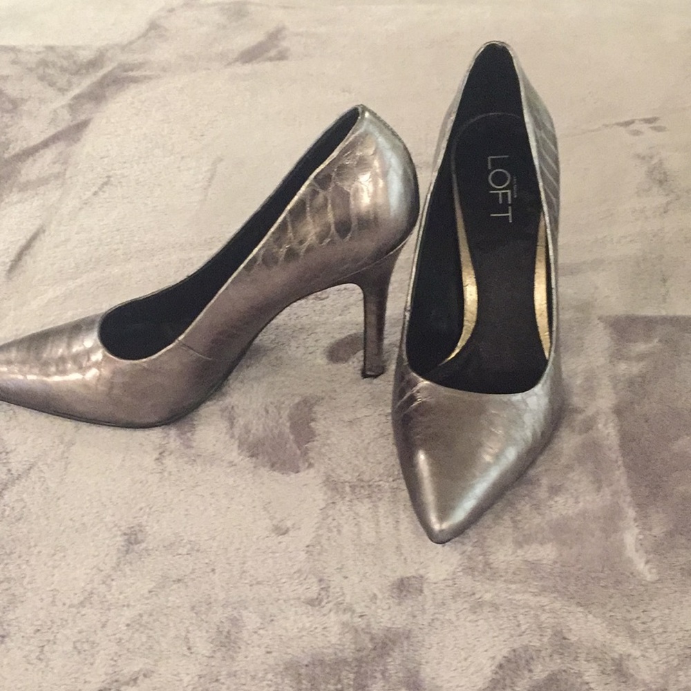 Size 6 high heel pumps